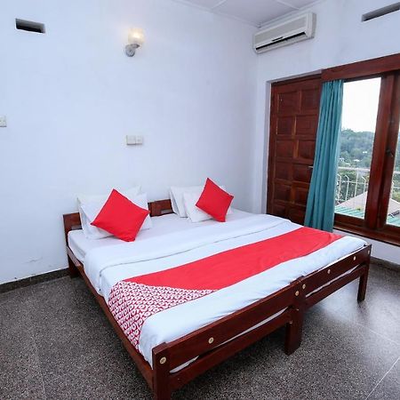 Oyo 436 Sandakelum Tourist Guest House Канди Екстериор снимка