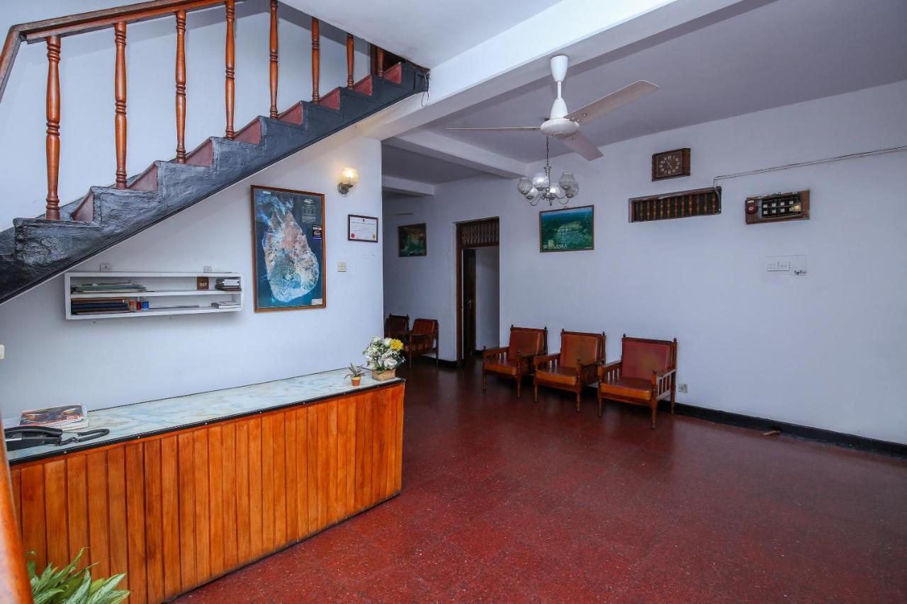 Oyo 436 Sandakelum Tourist Guest House Канди Екстериор снимка